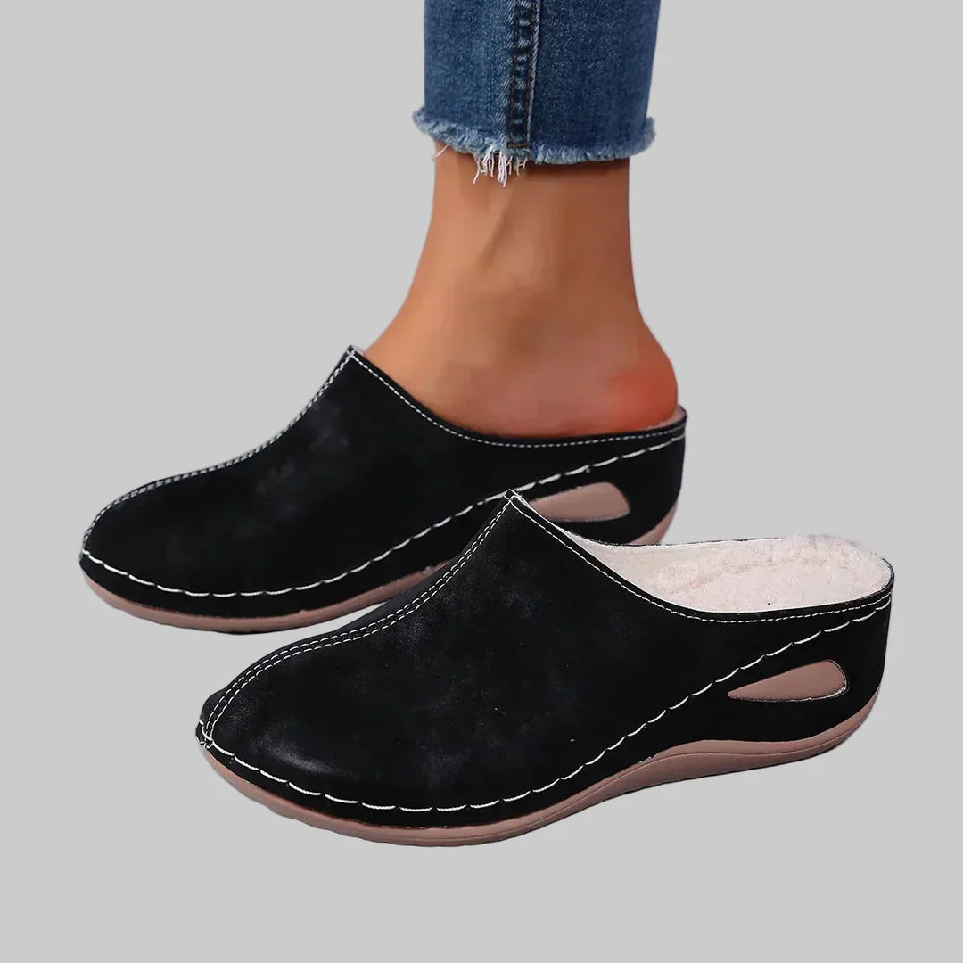 Stijlvolle dames huisschoenen met orthopedisch comfort, perfecte ondersteuning voor ontspannen momenten thuis.