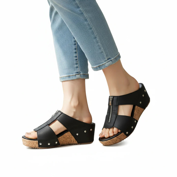 Elegante beige dames sandalen met comfortabele sleehak en orthopedische ondersteuning, perfect voor de zomer.