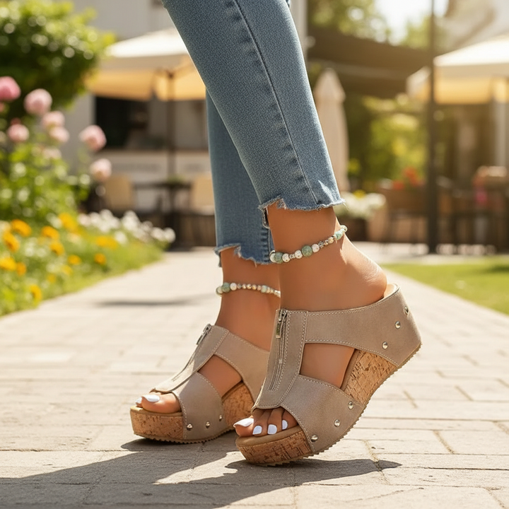 Zwarte dames sandalen met comfortabele sleehak en orthopedische zool, ideaal voor een brede pasvorm.