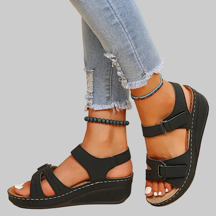 Comfortabele damessandalen, orthopedisch, met klittenband voor pijnverlichting en voetgezondheid, frontzicht.