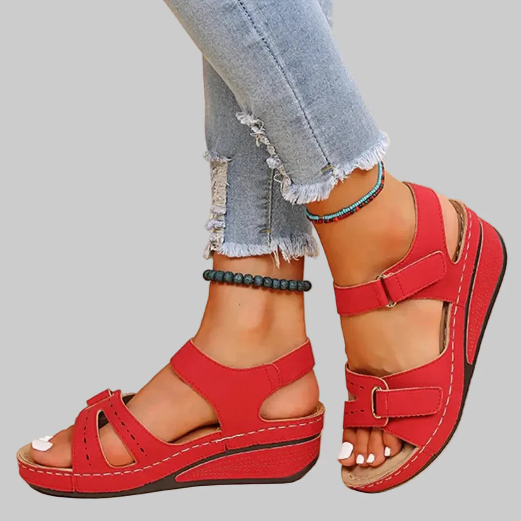 Close-up van de zool van een orthopedische damessandaal, ontworpen voor optimale pijnverlichting en comfort.