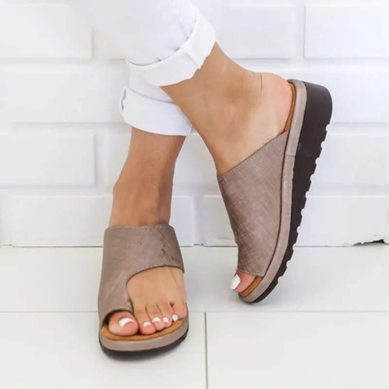 Lederen damesslippers met platte zool en teensteun voor optimaal comfort