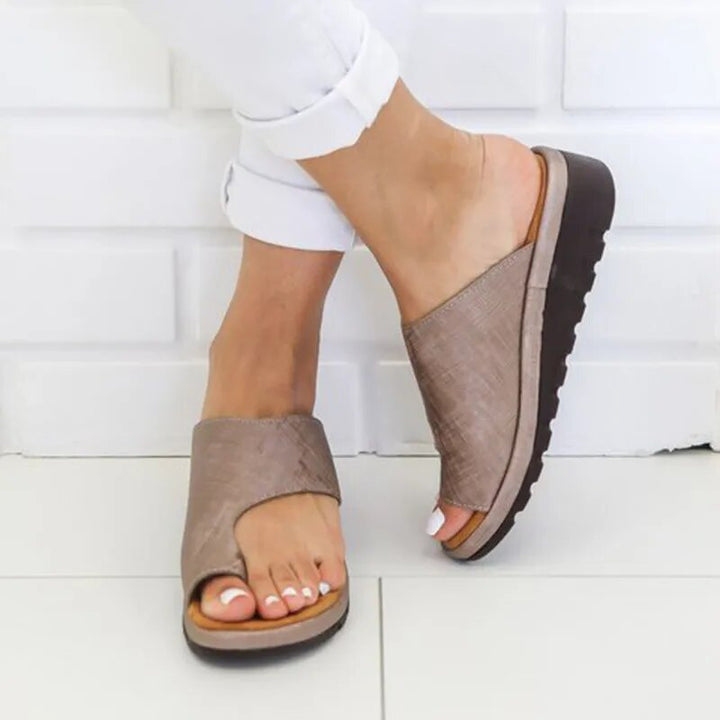 Lederen damesslippers met platte zool en teensteun voor optimaal comfort