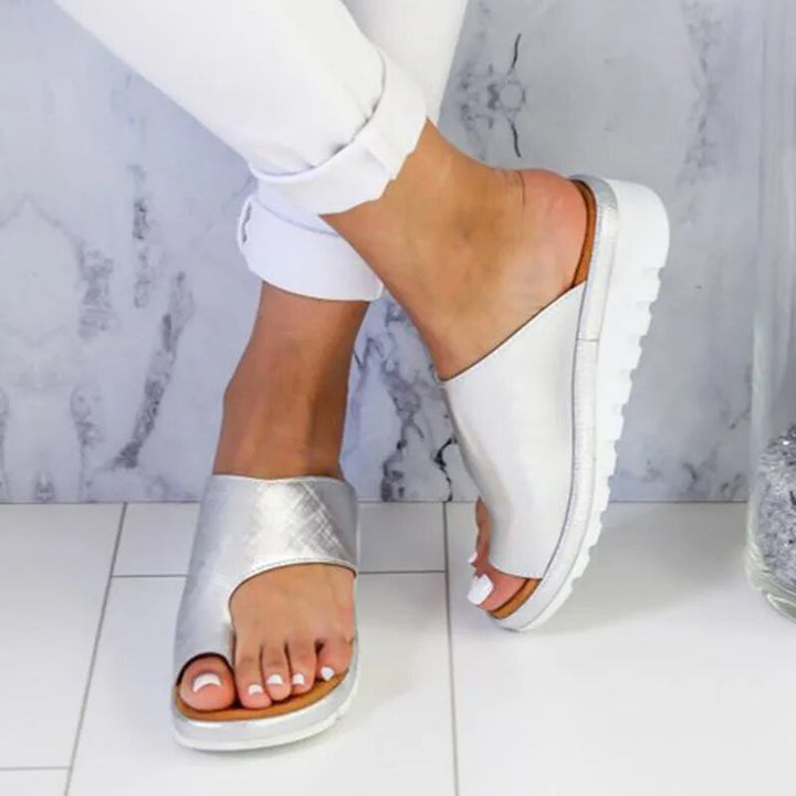 Modieuze damesslippers met platte zool, perfect voor casual zomerkleding
