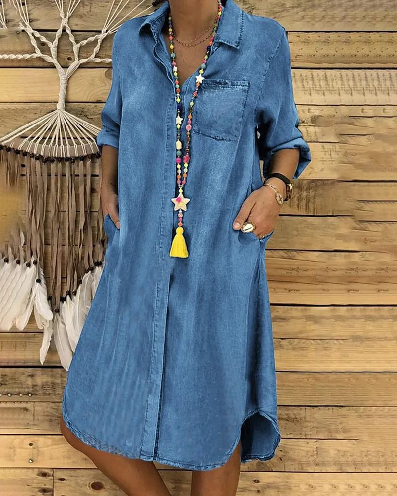 "Comfortabele denim blousejurk met trendy knoopsluiting en kraag, ideaal voor zomerse casual stijl en comfort."