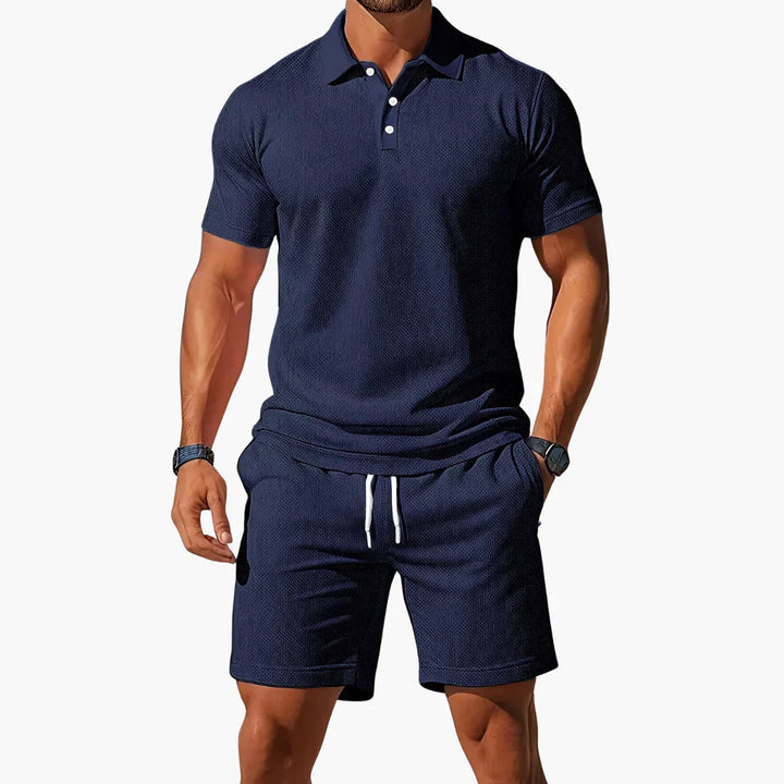 Ademende heren poloshirt en korte broek set, perfect voor zomerse dagen en sportieve vrijetijdskleding.