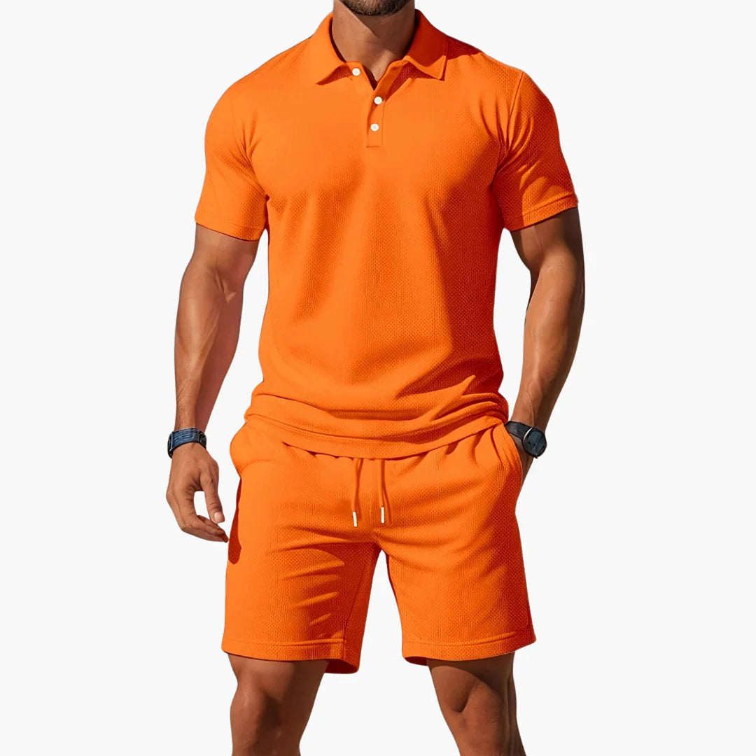 Casual herenmode: tweedelige zomerkleding set met poloshirt en comfortabele korte broek.
