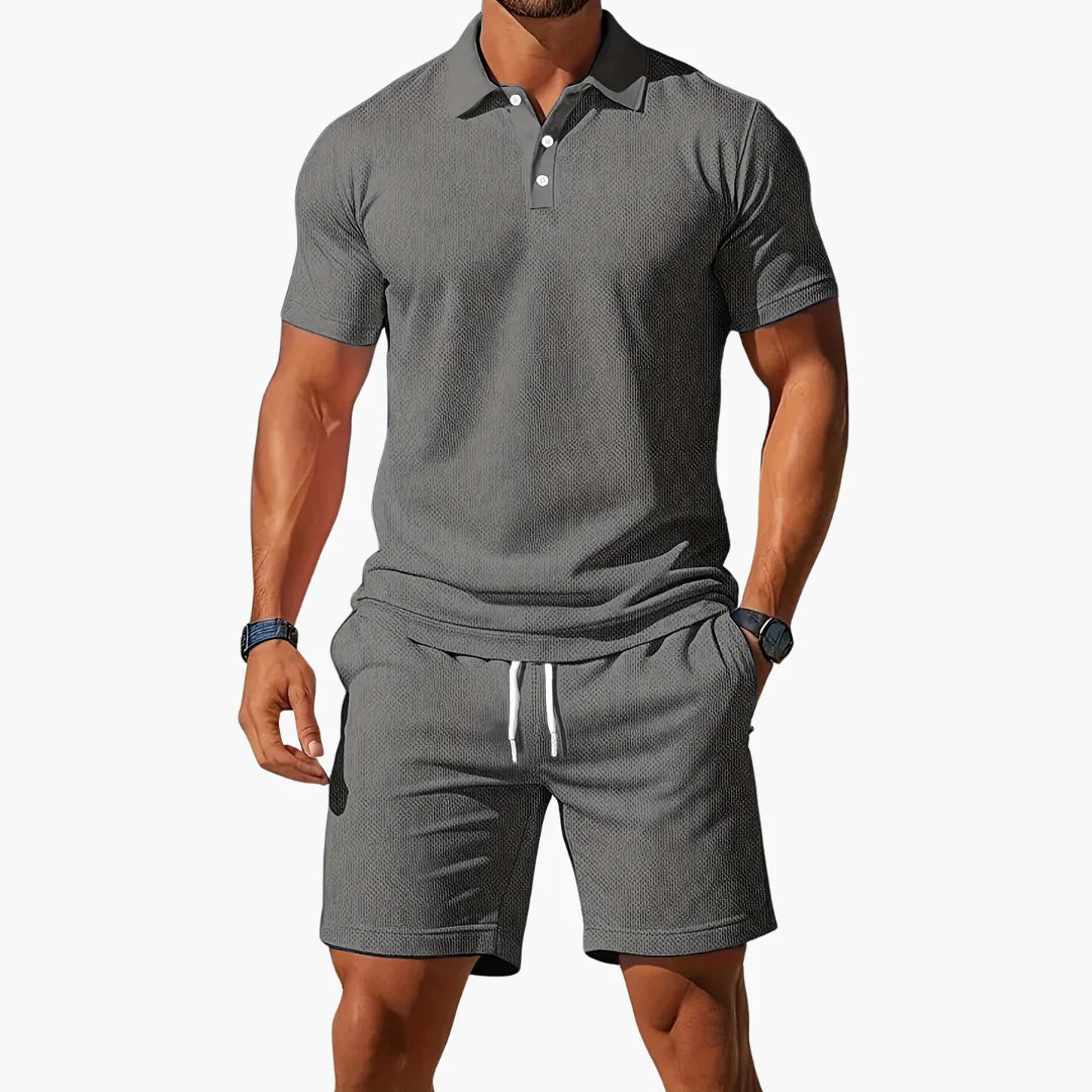 Comfortabele herenset voor vrije tijd: ademend poloshirt en korte broek, perfect voor warme zomerdagen.