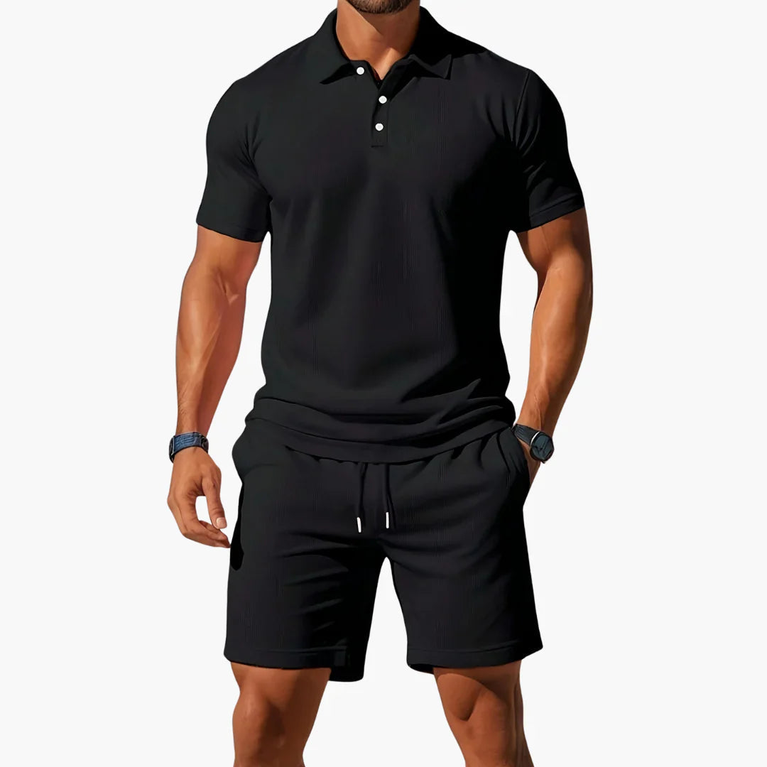Veelzijdige herenset: ademende poloshirt en korte broek voor zowel ontspanning als zomerse activiteiten.