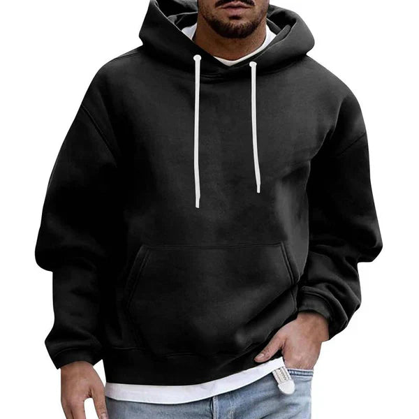 Zwarte heren hoodie, modern fit met buikzak. Comfortabele casual trui voor herfst en winter.