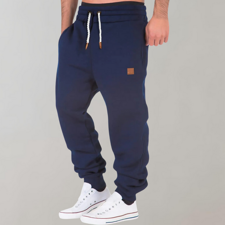 Comfortabele heren joggingbroek met rechte pijpen en trekkoord, ideaal voor sport of vrije tijd.