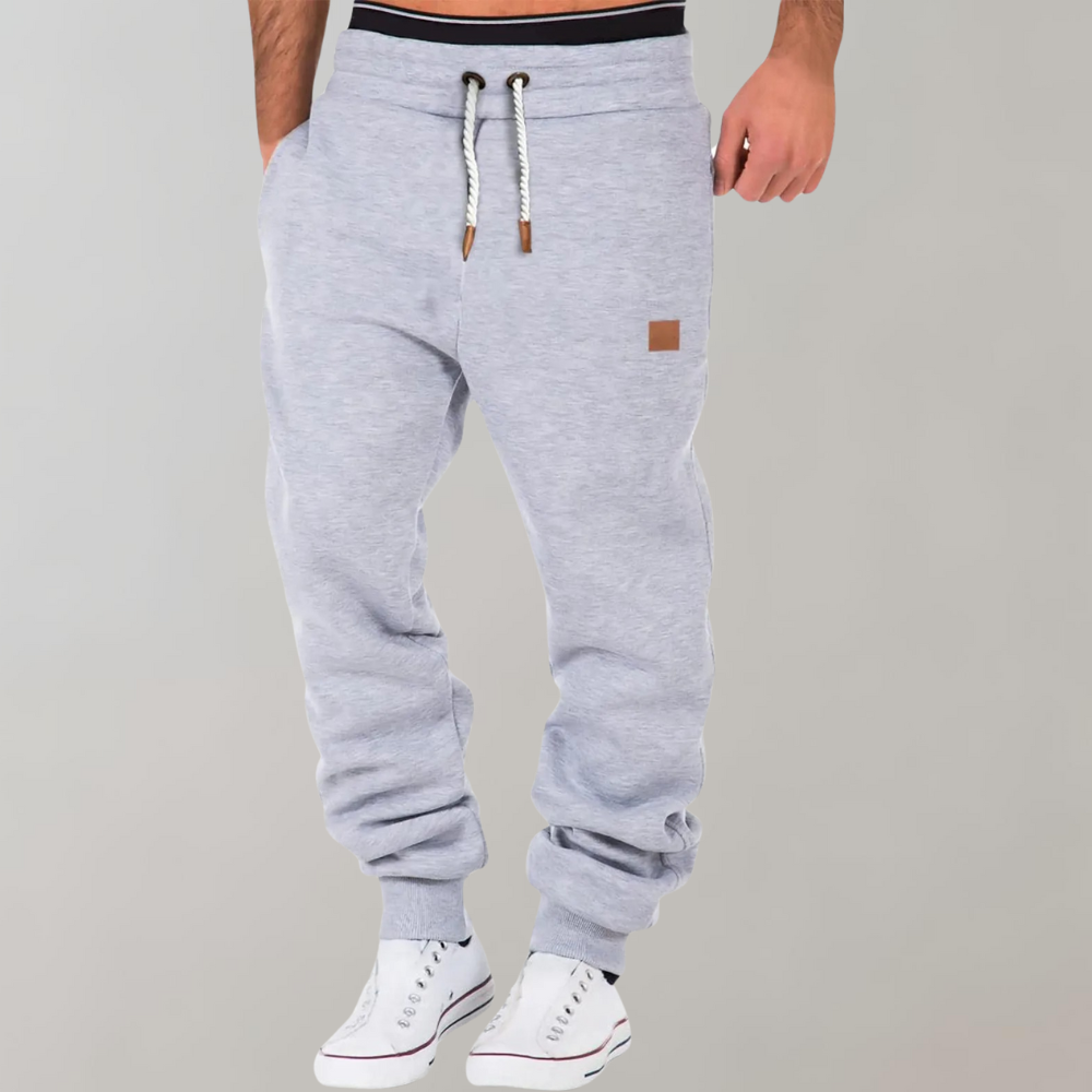 Stijlvolle herenmode: joggingbroek met rechte pijpen, voorzien van trekkoord voor optimaal comfort.