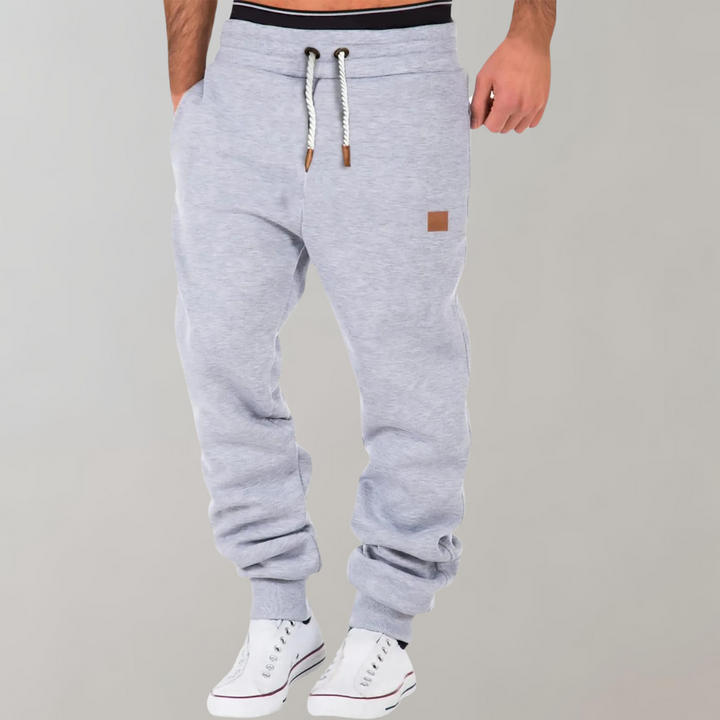 Stijlvolle herenmode: joggingbroek met rechte pijpen, voorzien van trekkoord voor optimaal comfort.