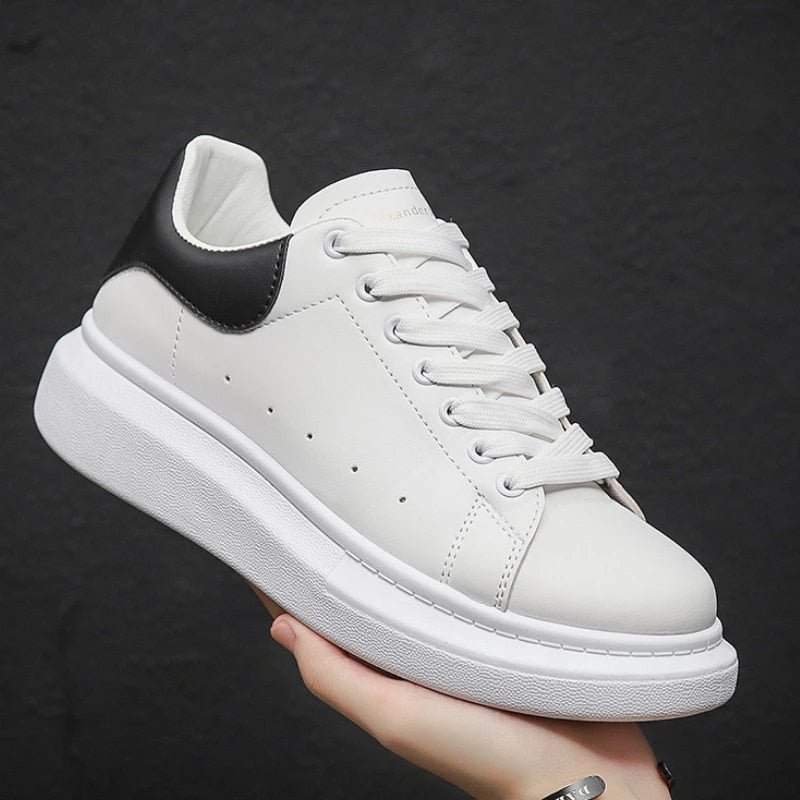 Zwarte en witte heren stadssneakers, comfortabel en modern, perfect voor een dynamische urban levensstijl.