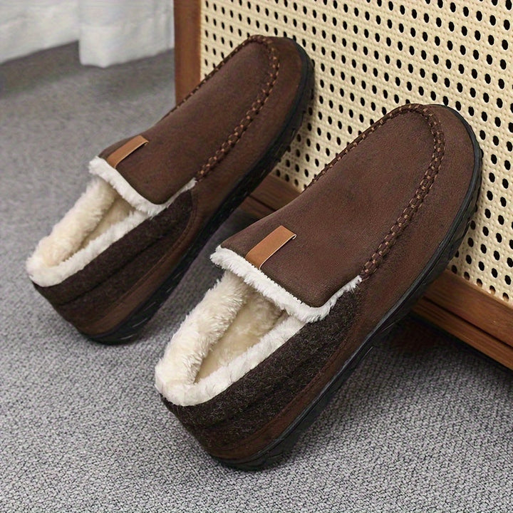 Heren winterpantoffels met zachte voering en comfortabele zool; perfect voor warme voeten thuis.