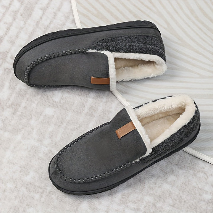 Heren pantoffels voor binnenshuis: winterwarm, met comfortabele zool en zachte voering.