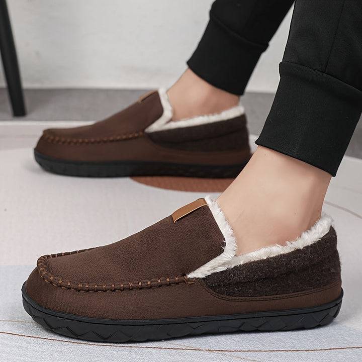 Flexibele antislipzool van comfortabele heren winterpantoffels, voor veiligheid thuis.