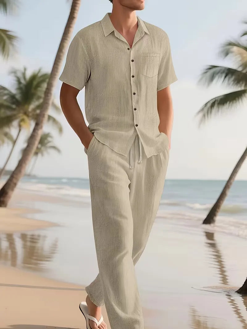Comfortabele heren zomerkledingset: tweedelig V-hals shirt met korte mouwen en luchtige korte broek.