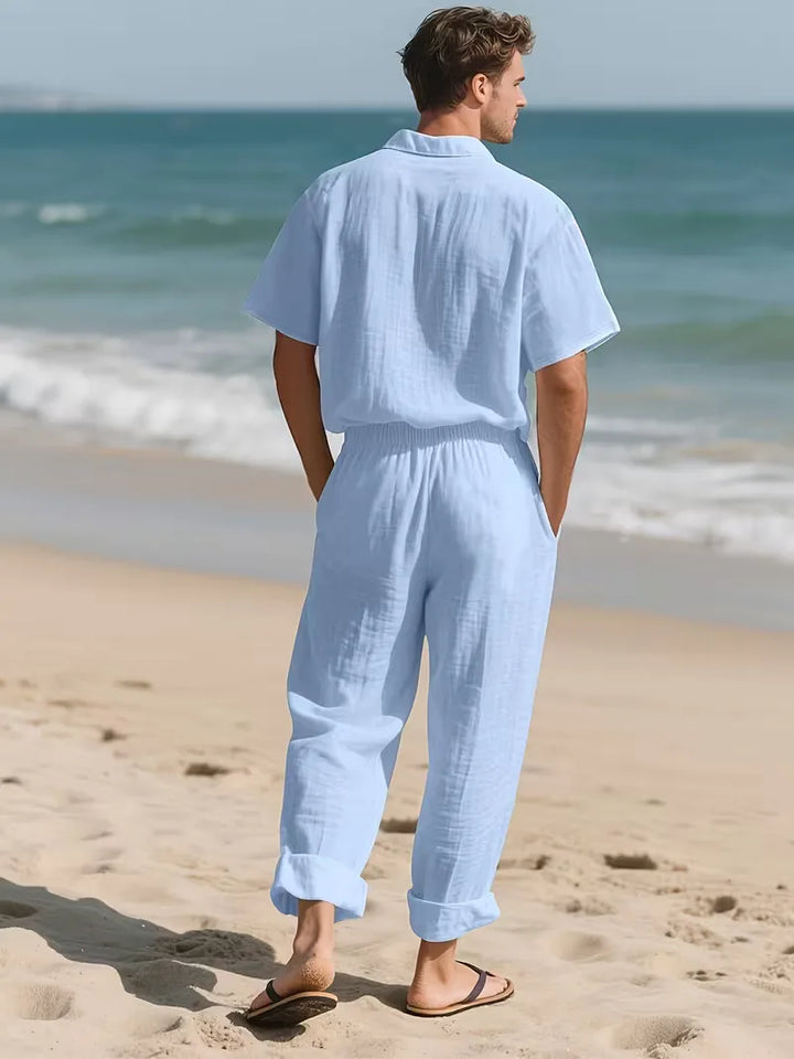 Praktische heren zomer set, tweedelig. Korte mouwen, V-hals, en een comfortabele korte broek.