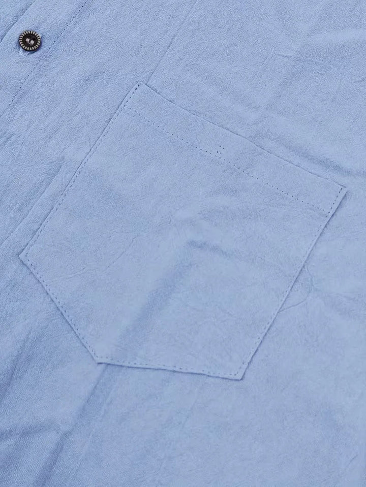 Nieuwe heren zomer set: comfortabel V-hals shirt met korte mouwen en bijpassende korte broek.