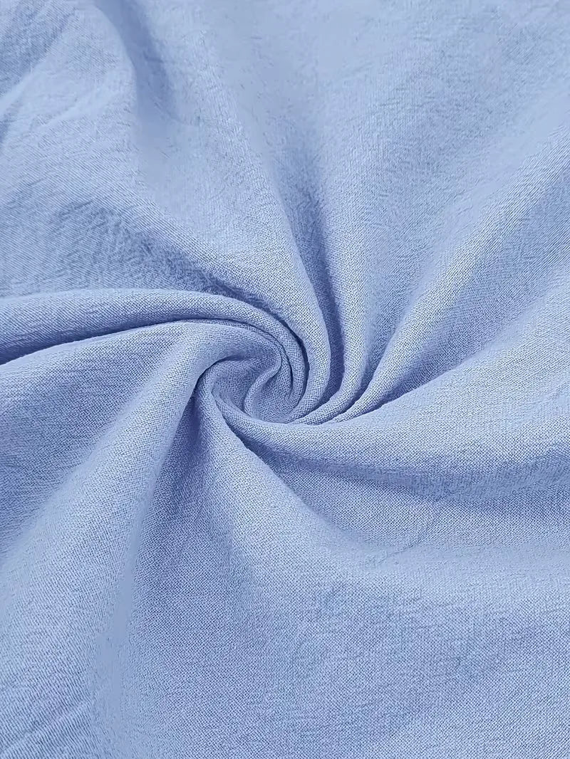 Heren vakantie kledingset: comfortabel V-hals shirt met korte mouwen en ontspannen korte broek.