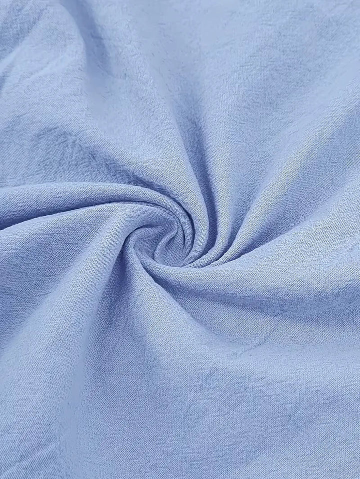 Heren vakantie kledingset: comfortabel V-hals shirt met korte mouwen en ontspannen korte broek.