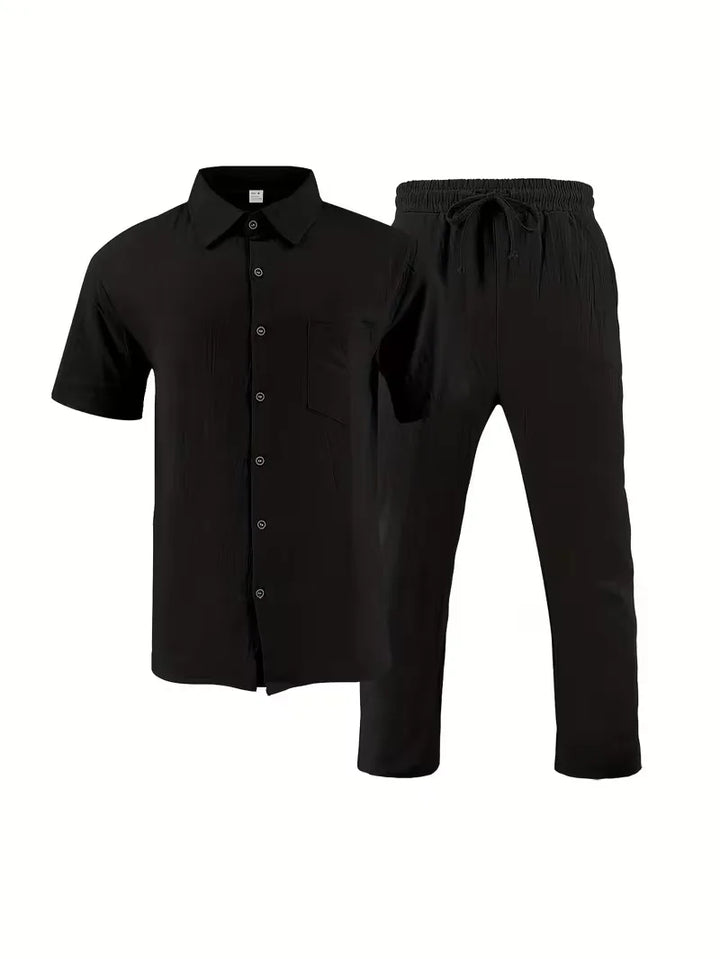 Heren casual zomerkledingset met korte mouwen en V-hals, ideaal voor zonnige dagen.