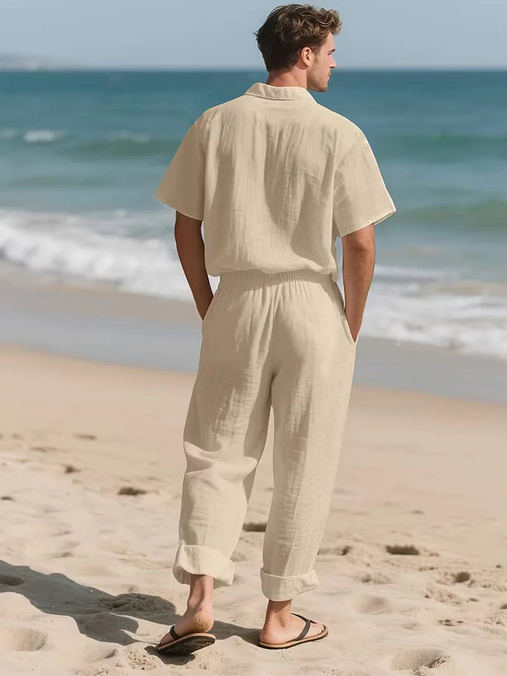 Casual heren zomer set voor strand of vakantie: ademend shirt met korte mouwen en bijpassende broek.