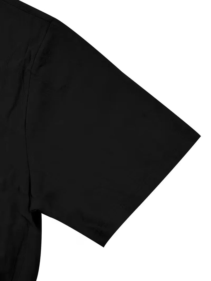 Zomerse heren tweedelige outfit: V-hals shirt met korte mouwen en korte broek, zeer comfortabel.