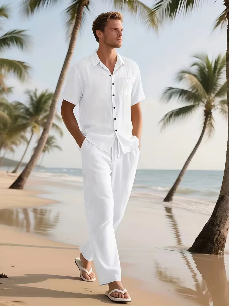Ontspannen heren zomerkledingset: tweedelig V-hals shirt met korte mouwen en flexibele korte broek.