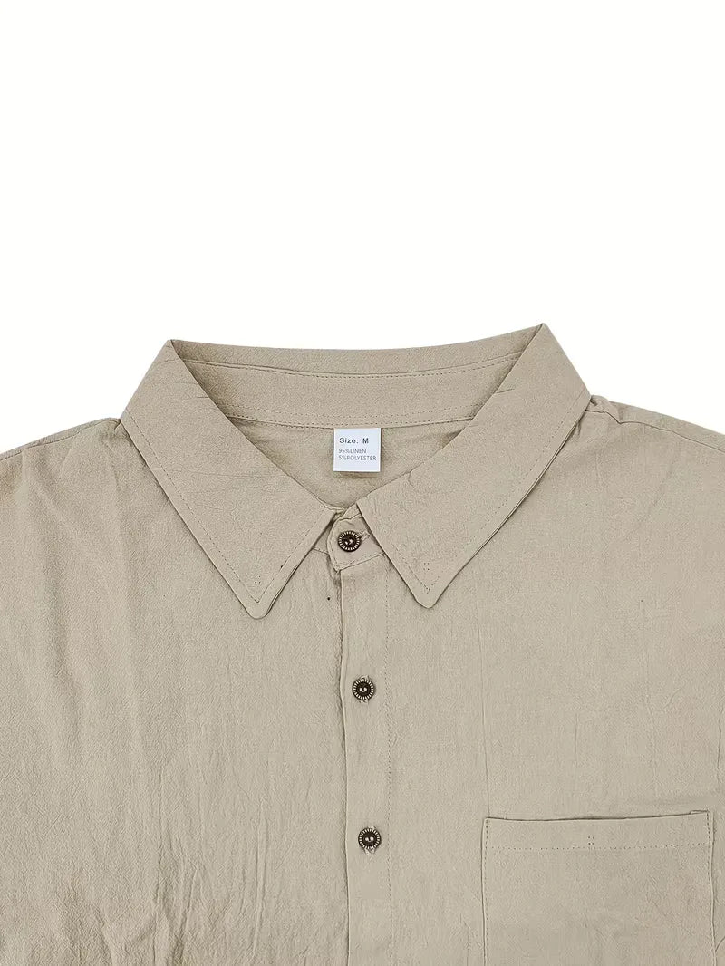 Tweedelige heren outfit, ideaal voor vakantie. Lichte stof, korte mouwen shirt en korte broek.