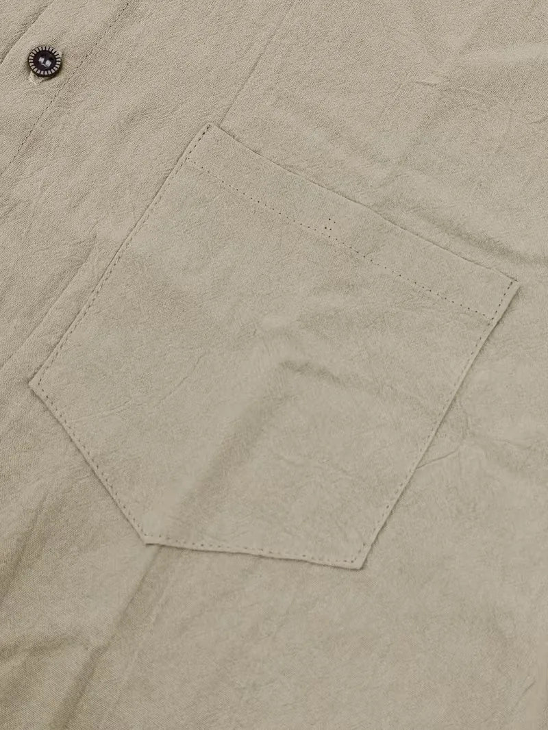 Ontspannen heren zomerkledingset: V-hals shirt met korte mouwen en comfortabele korte broek.