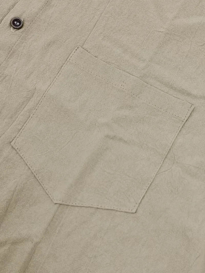 Ontspannen heren zomerkledingset: V-hals shirt met korte mouwen en comfortabele korte broek.