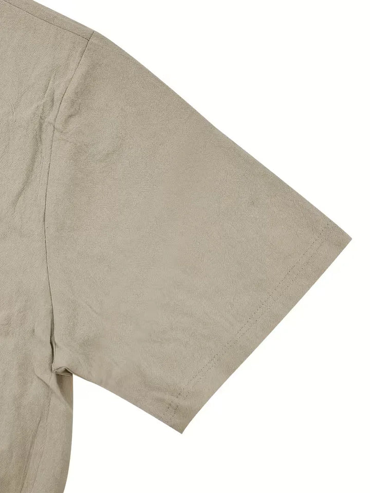 Modieuze heren zomer set, casual en luchtig. Korte mouwen shirt en korte broek voor warme dagen.