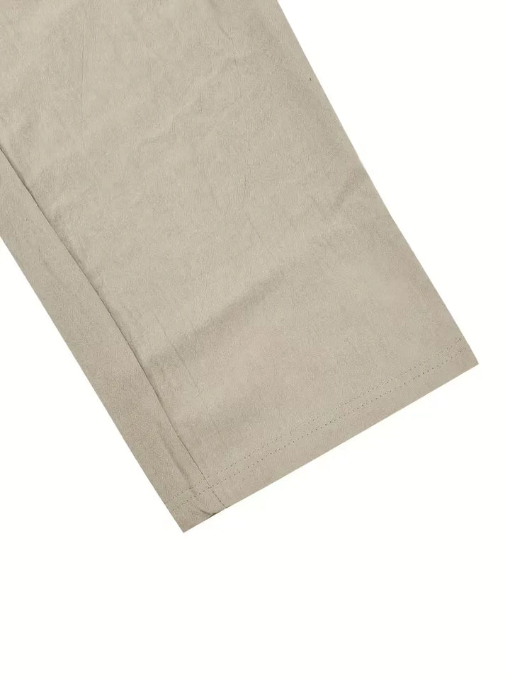 Zomerse heren kledingset: V-hals shirt met korte mouwen en losvallende korte broek, ideaal comfort.