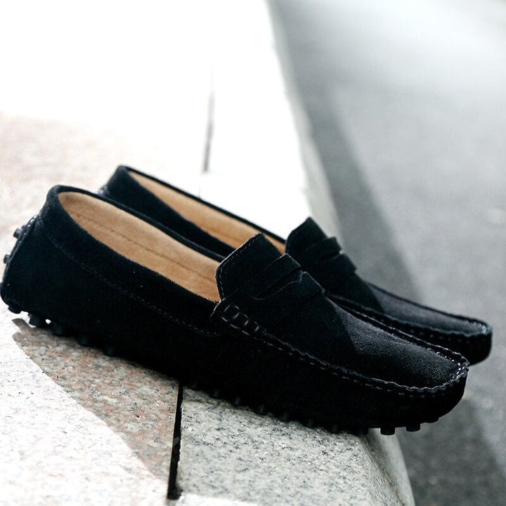Bruine leren herenloafers met fijne stiksels; een stijlvolle, comfortabele keuze voor de moderne man.