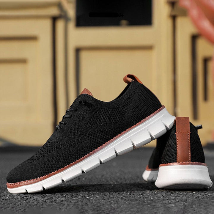 Duurzame bruine herenschoenen met flexibele zool, comfortabel voor lange wandelingen en dagelijks gebruik.