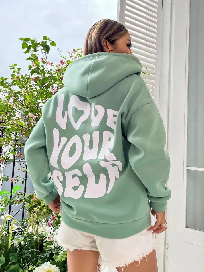 Comfortabele hoodie met "Hou van jezelf" spreuk in zachte katoenen stof, verkrijgbaar in diverse kleuren voor dames.