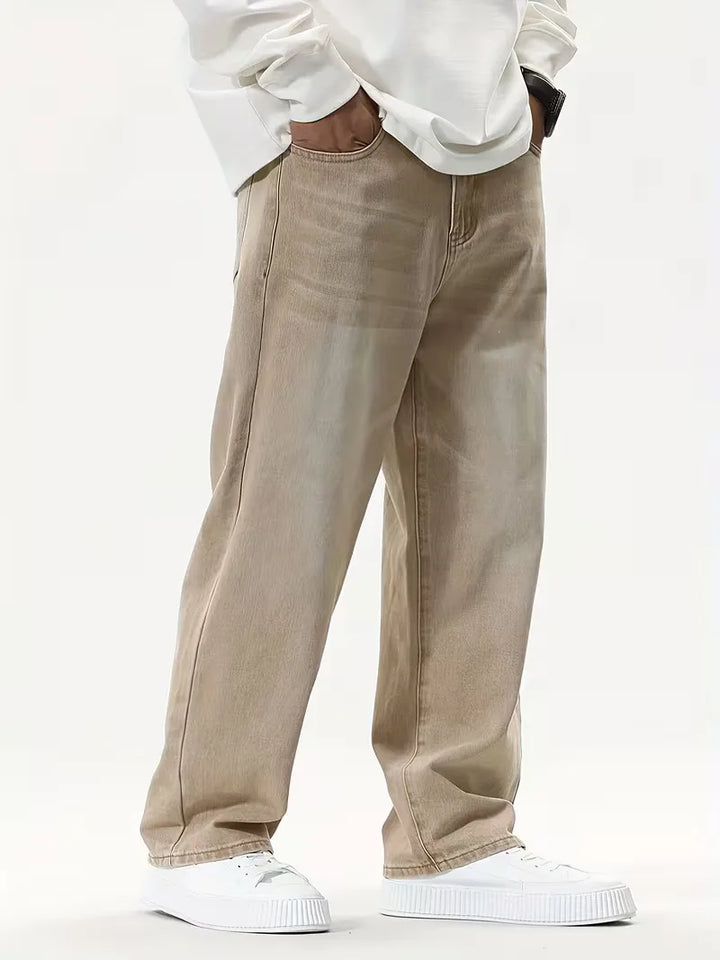 Casual khaki heren jeans met wijde pijpen en ruime pasvorm, een comfortabele en modieuze keuze voor elke dag.