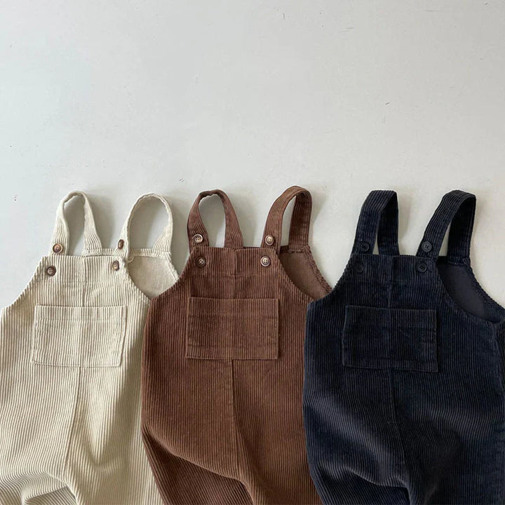 Comfortabele kinderoverall van duurzame stof, bruin, met verstelbare schouderbanden.