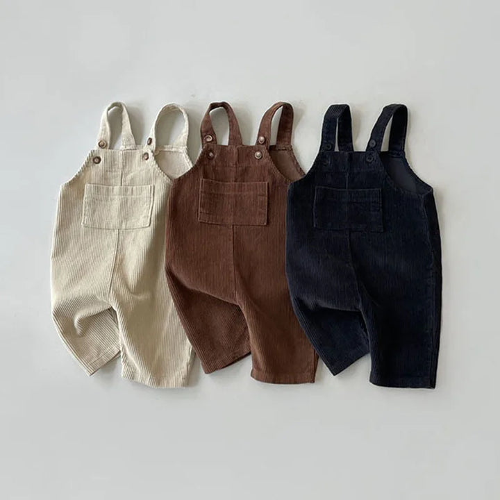 Comfortabele kinderoverall van duurzame stof, bruin, met verstelbare schouderbanden.