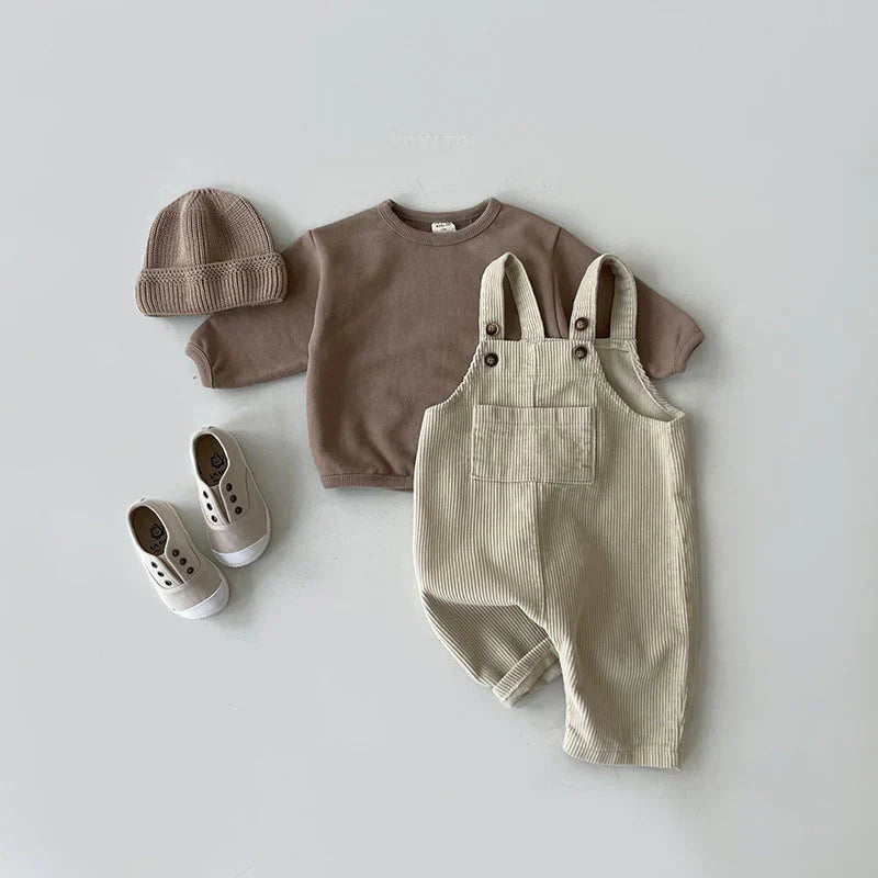 Comfortabele kinderoverall van duurzame stof, bruin, met verstelbare schouderbanden.