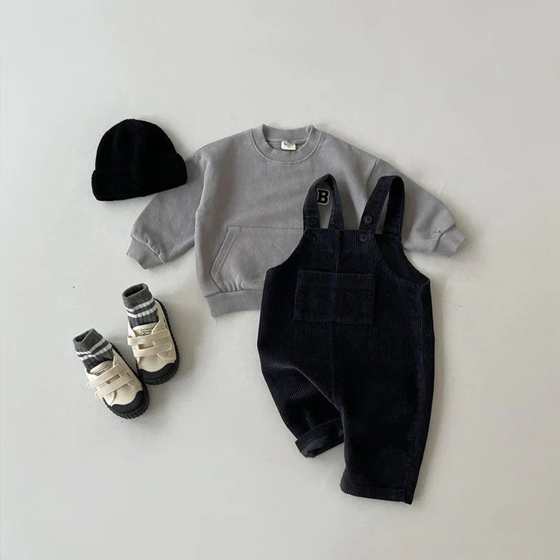Comfortabele kinderoverall van duurzame stof, bruin, met verstelbare schouderbanden.