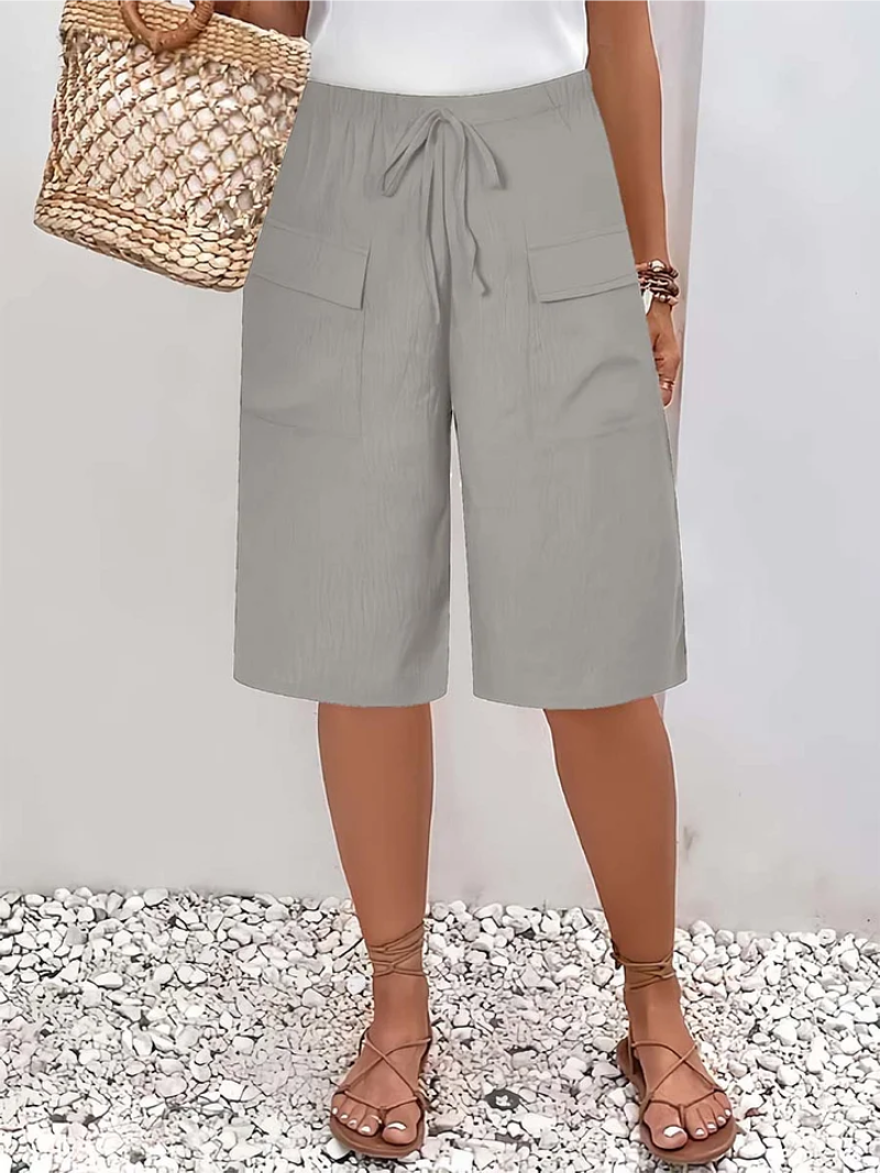 Comfortabele korte damesbroek met elastische taille en trekstrik, ideaal voor zomerse casual dagen en vrije tijd.