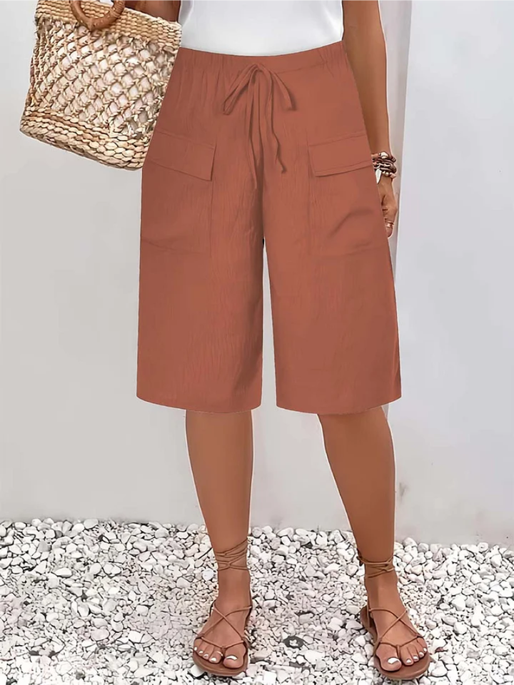 Zomerse korte damesbroek met elastische taille, handige zakken en verstelbare trekstrik, perfect voor vrije tijd.