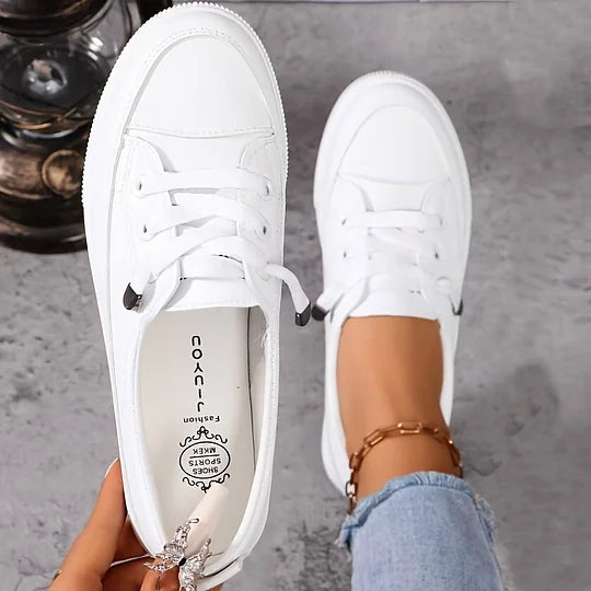 Comfortabele lage dames schoenen met ergonomische zool, ideaal voor dagelijks gebruik en wandelen.