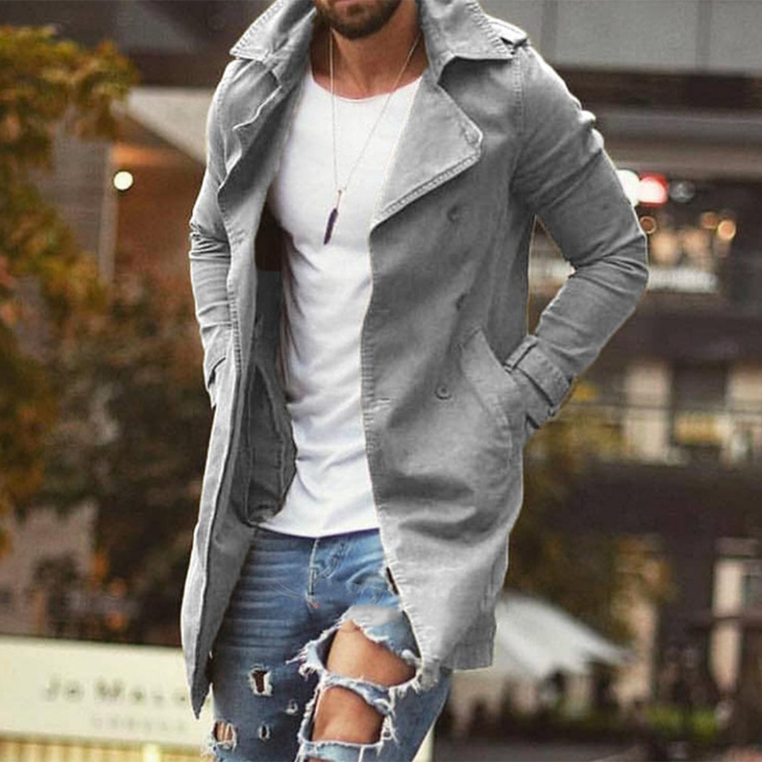 Comfortabele lange parka zomerjas voor mannen, met praktische zakken en weerbestendig materiaal, in neutrale kleuren.
