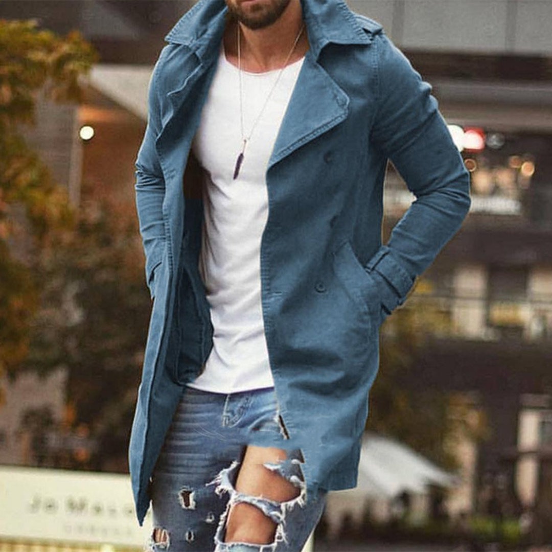 Comfortabele lange parka zomerjas voor mannen, met praktische zakken en weerbestendig materiaal, in neutrale kleuren.