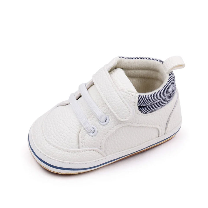 "Comfortabele leren baby schoenen, zacht en stijlvol in blauw, bruin, grijs of wit met antislipzolen voor eerste stapjes."