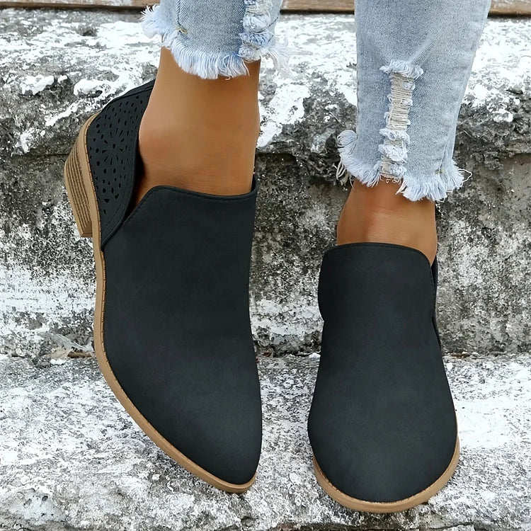 Detail van de lage hak en hoogwaardig leer van deze comfortabele zomerschoenen voor dames.